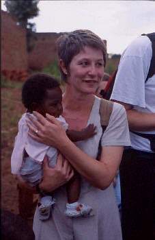 Christine mit Kind auf dem Arm